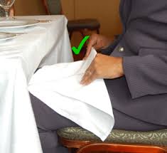 Do napkins go on the left or right？