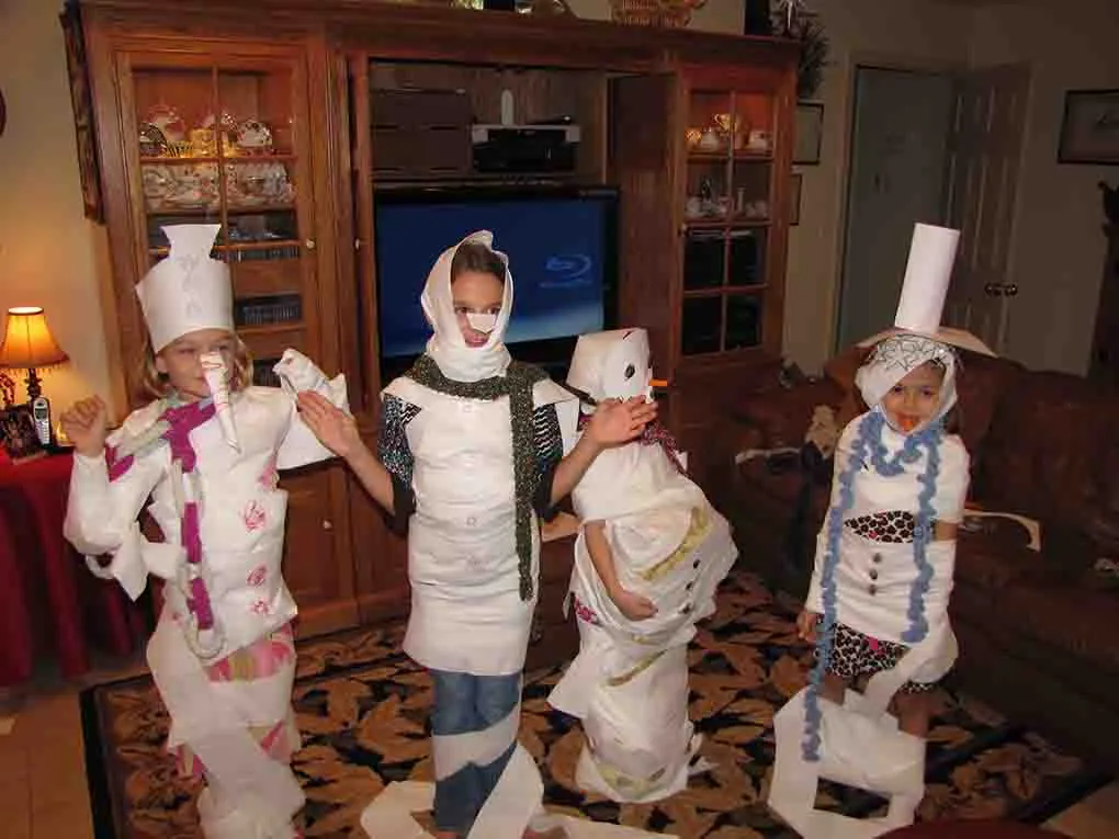 Toilet Paper Snowman Game